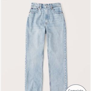 Abercrombie Curve Love Ultra High Rise 90s Straight Jean (light)